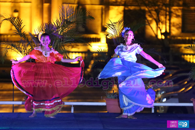 Cultura y tradición es disfrutada por las familias en la Plaza 22 de agosto