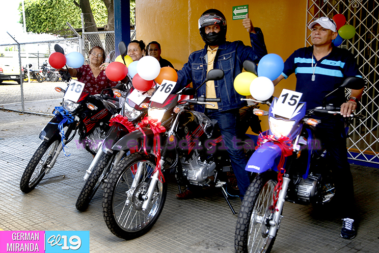 Lotería Nacional entrega cuatro premios de su juego “Gánate La Moto”
