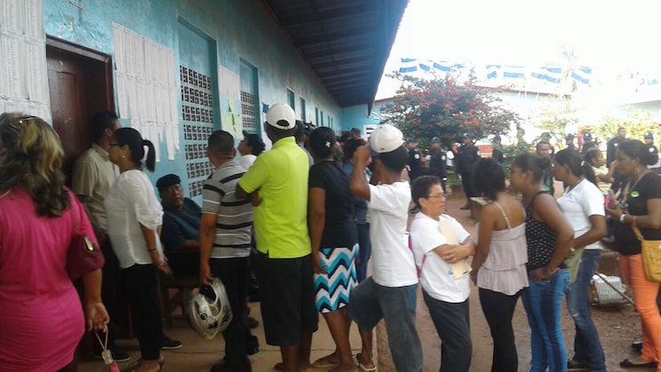 Costeños salen a votar masivamente