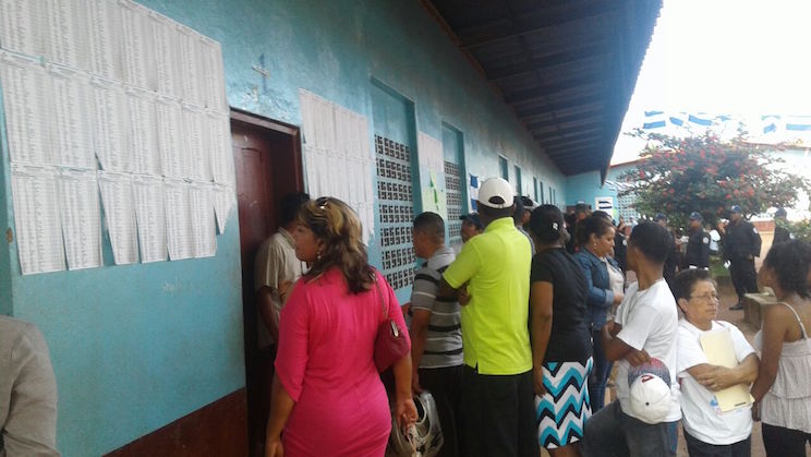 Costeños salen a votar masivamente
