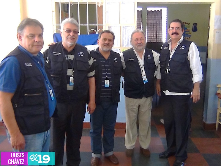 Granadinos acuden a las urnas a depositar su voto
