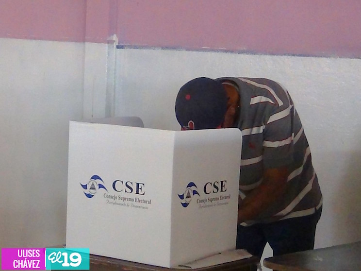 Granadinos acuden a las urnas a depositar su voto