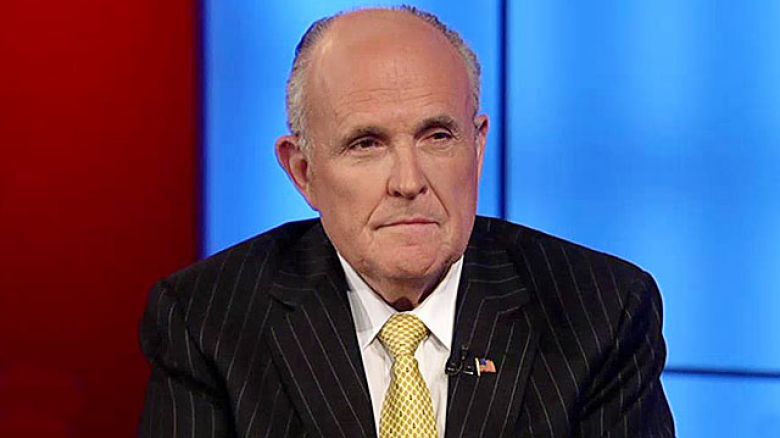 Trump pagaría muro fronterizo con presupuesto migratorio: Giuliani