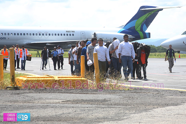 Nicaragüenses deportados de EE.UU expresan la alegría de volver a su patria