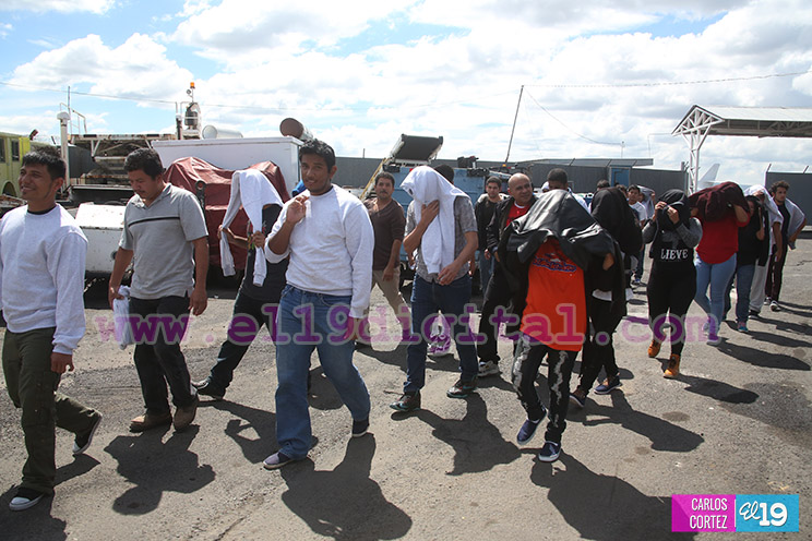 Nicaragüenses deportados de EE.UU expresan la alegría de volver a su patria
