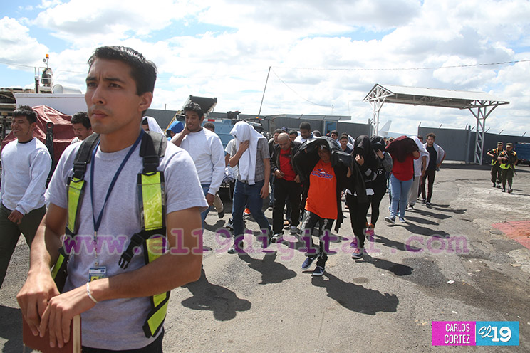 Nicaragüenses deportados de EE.UU expresan la alegría de volver a su patria