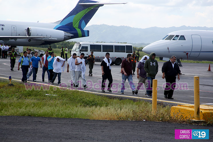Nicaragüenses deportados de EE.UU expresan la alegría de volver a su patria
