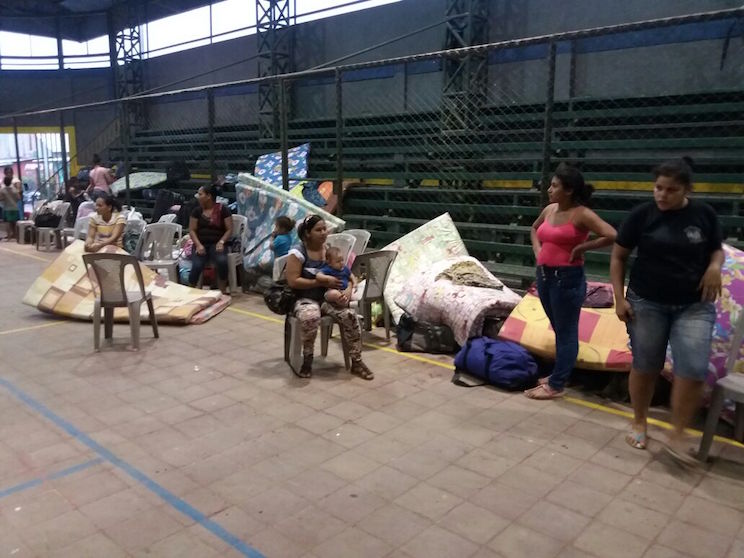 Juventud Sandinista Entrega Frazadas y Colchonetas a Evacuados en Cárdenas