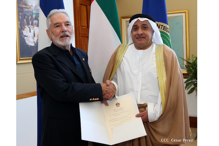 Embajador de Emiratos Árabes Unidos en Nicaragua presenta copias de estilo