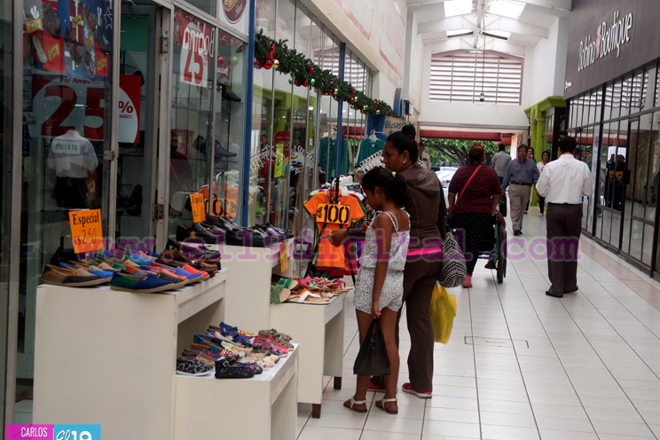 Centros comerciales abren sus puertas al Black Friday