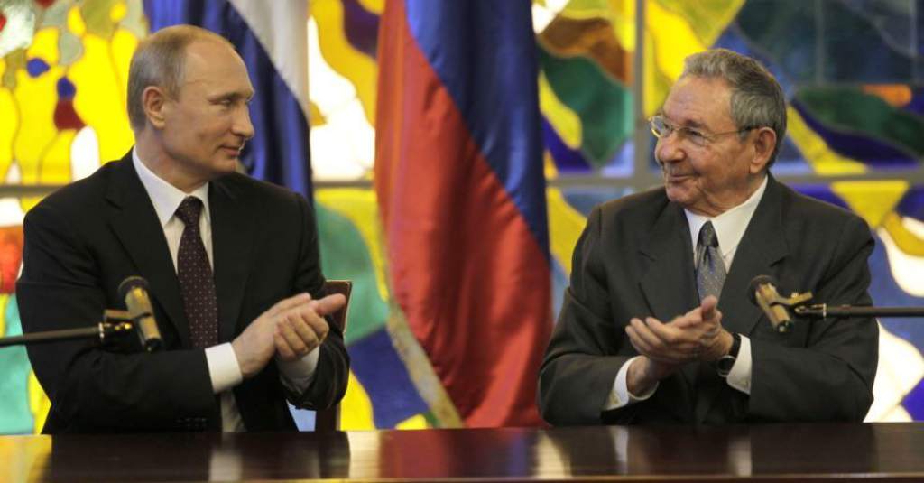 Comandante Raúl conversa con Putin tras partida física de Fidel