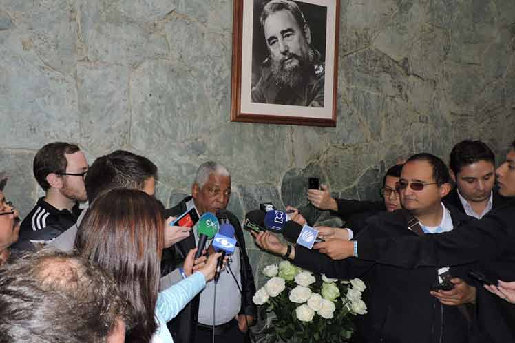 Colombianos y cubanos rinden homenaje a Fidel Castro en Bogotá