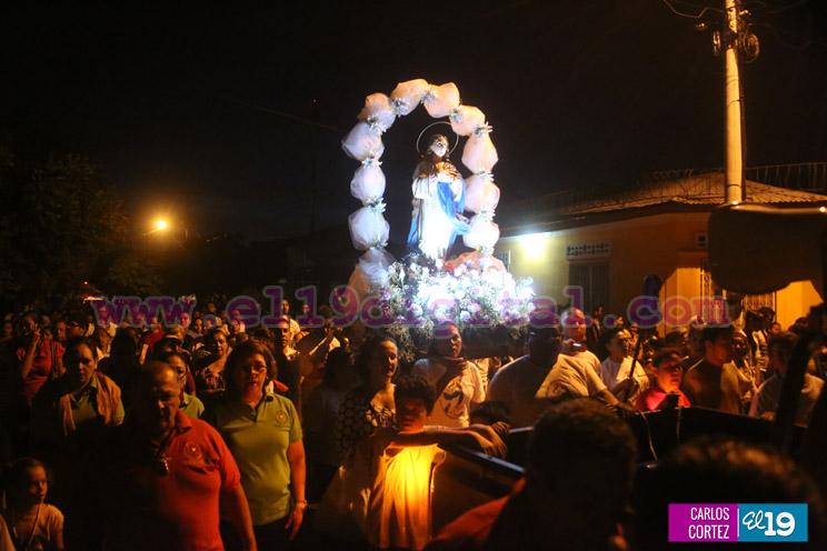 Familias participan en rezo y procesión en honor a la Concepción de María