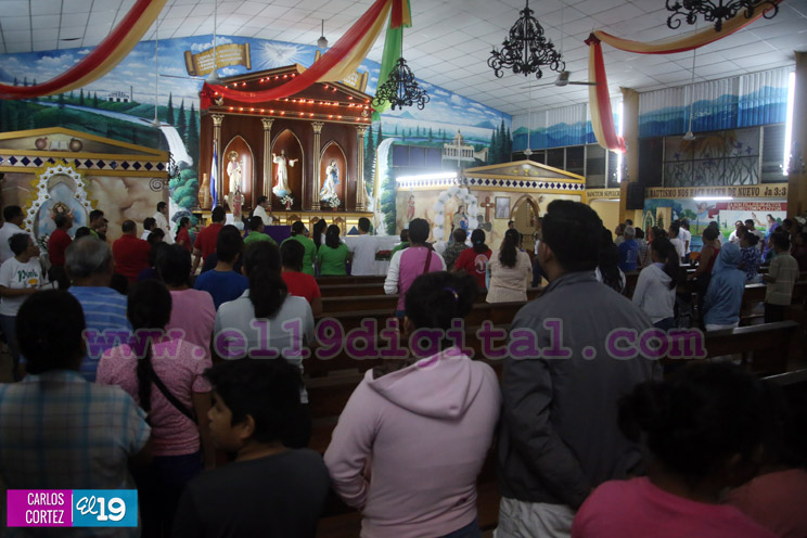 Familias participan en rezo y procesión en honor a la Concepción de María