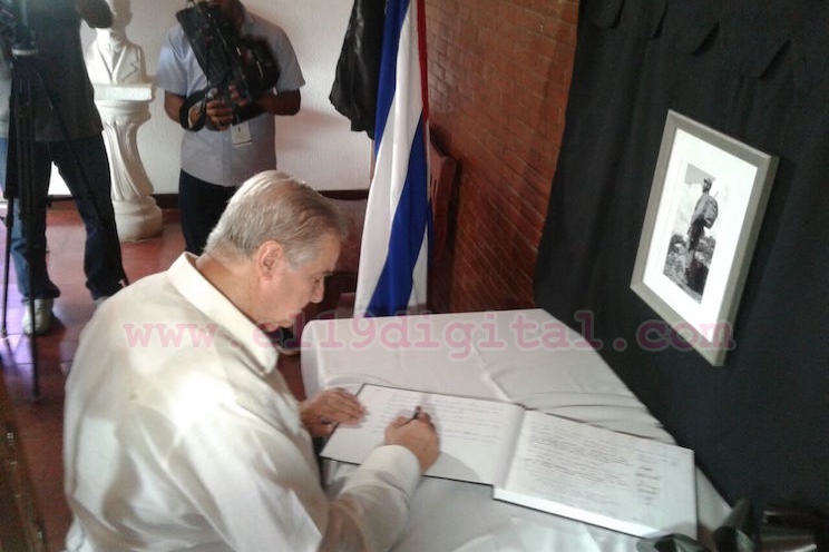 Abren libro de condolencias en la Embajada de Cuba 