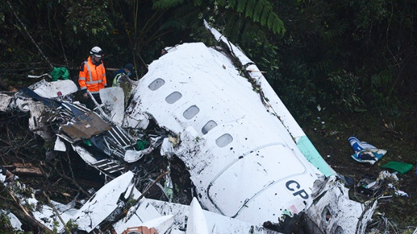 Más de 70 muertos en Colombia tras estrellarse avión que transportaba a equipo brasileño de fútbol (+FOTOS)