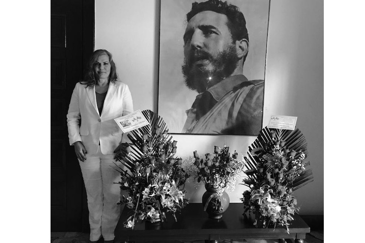 En Fotos: Embajadora de Nicaragua en Perú firma Libro de Condolencias por tránsito a la inmortalidad del Comandante Fidel