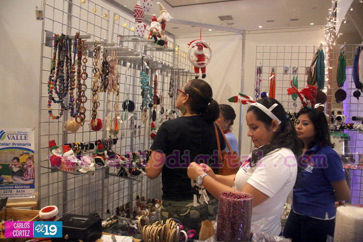 Familias aprovechan ofertas y descuentos en Feria de la Noche Buena