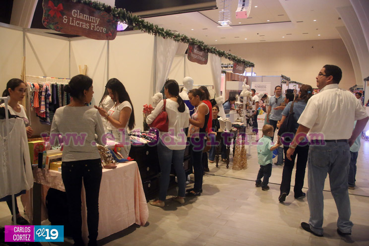 Familias aprovechan ofertas y descuentos en Feria de la Noche Buena