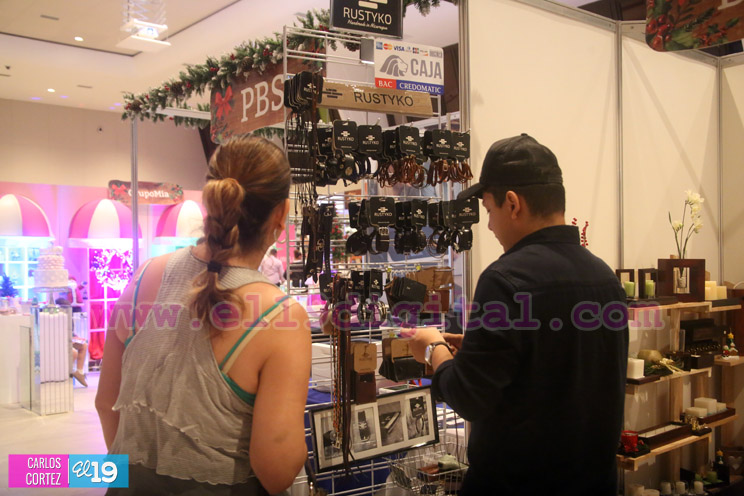 Familias aprovechan ofertas y descuentos en Feria de la Noche Buena