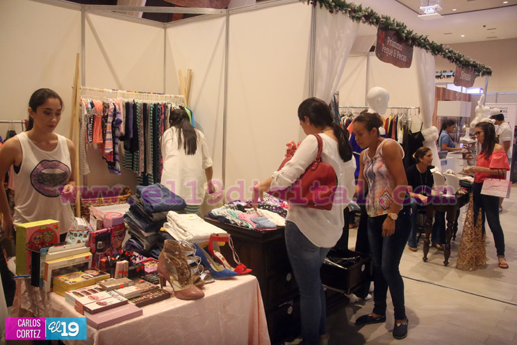 Familias aprovechan ofertas y descuentos en Feria de la Noche Buena