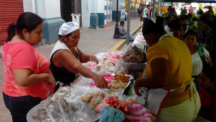 León realizó Feria del Dulce Típico Nicaragüense