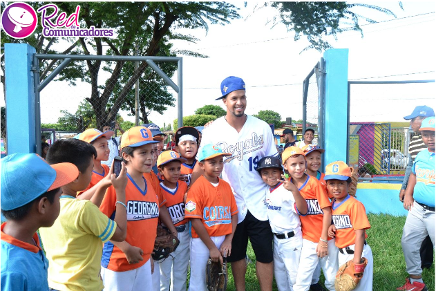 En Fotos: Niños comparten con Cheslor Cuthbert en Campamento Infantil de Béisbol