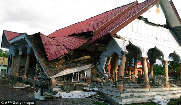 Al menos 25 muertos dejó el terremoto que sacudió Indonesia