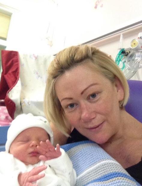 Mujer británica da a luz a su nieto