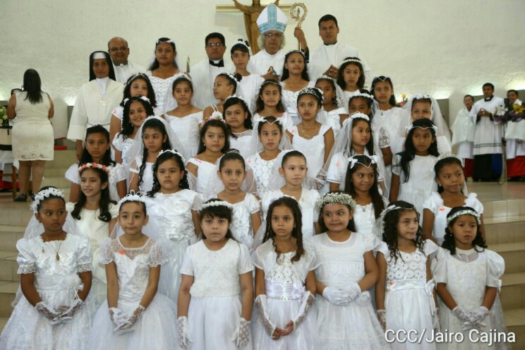 Niños y niñas dan su primera comunión en Catedral de Managua