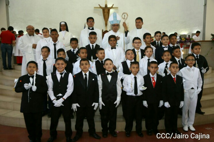 Niños y niñas dan su primera comunión en Catedral de Managua