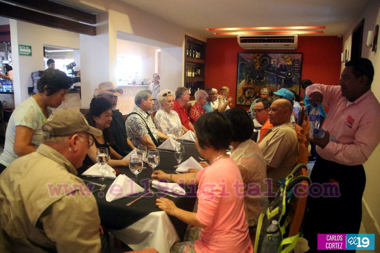 Cruceristas del Crowne Princess visitan la novia del Xolotlán