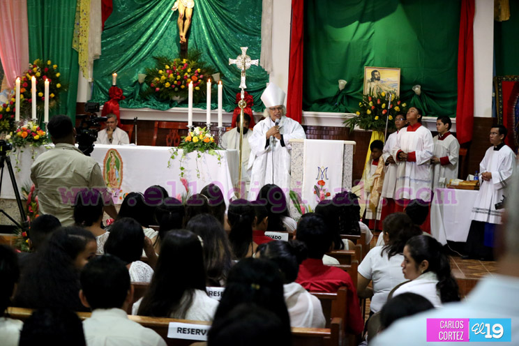 Jóvenes de Loma Linda reciben el sacramento de la Confirmación