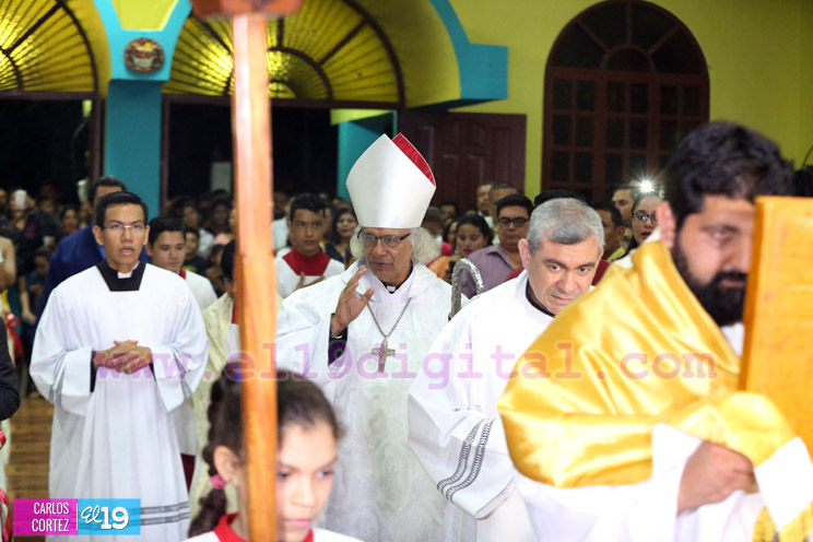 Jóvenes de Loma Linda reciben el sacramento de la Confirmación