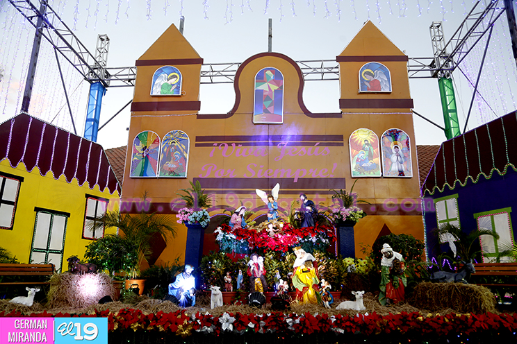 La víspera de Navidad es vivida con alegría en la Avenida de Bolívar a Chávez