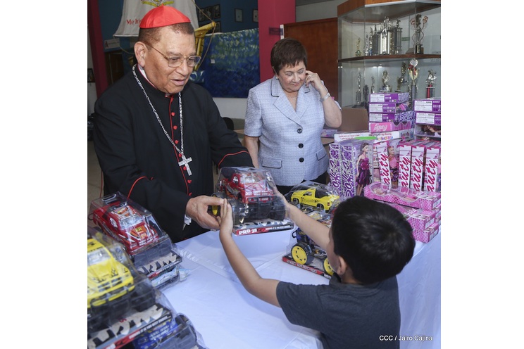 Cardenal Miguel entrega miles de juguetes a niñas y niños nicaragüenses 