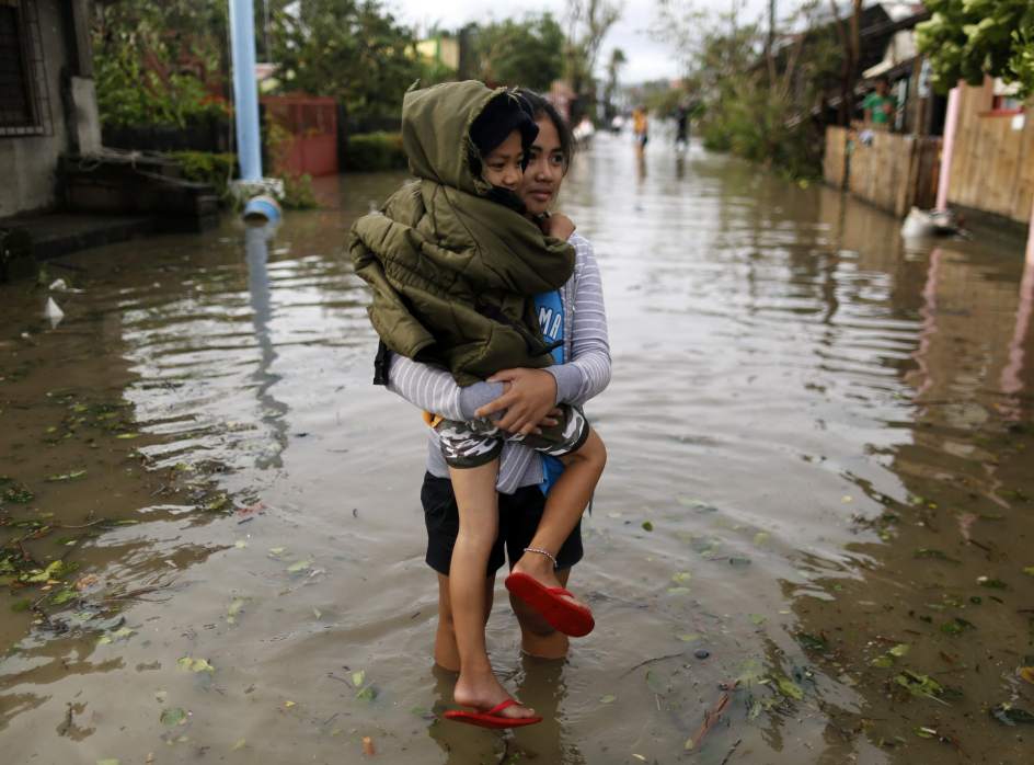 Tifón 'Nina' deja varios muertos a su paso por Filipinas