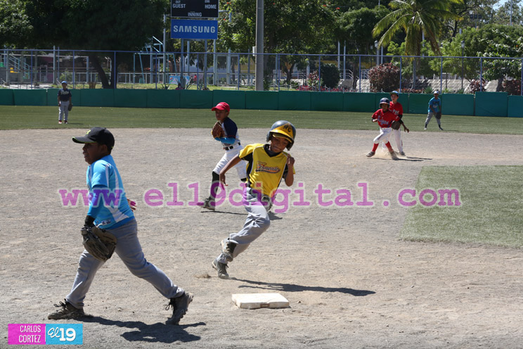 Niños de Managua juegan béisbol para homenajear a Roberto Clemente