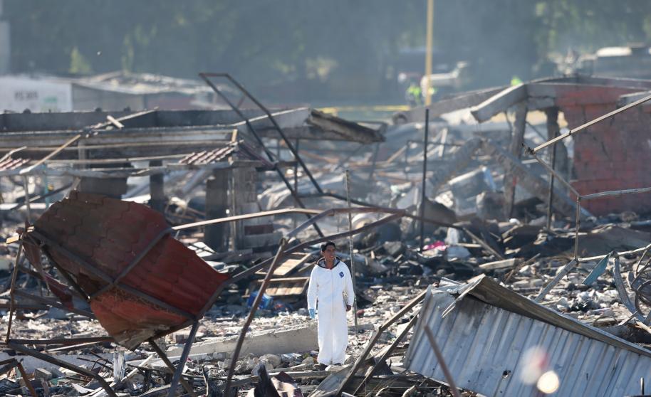 Suman 39 muertos por explosión en mercado de pirotecnia en México