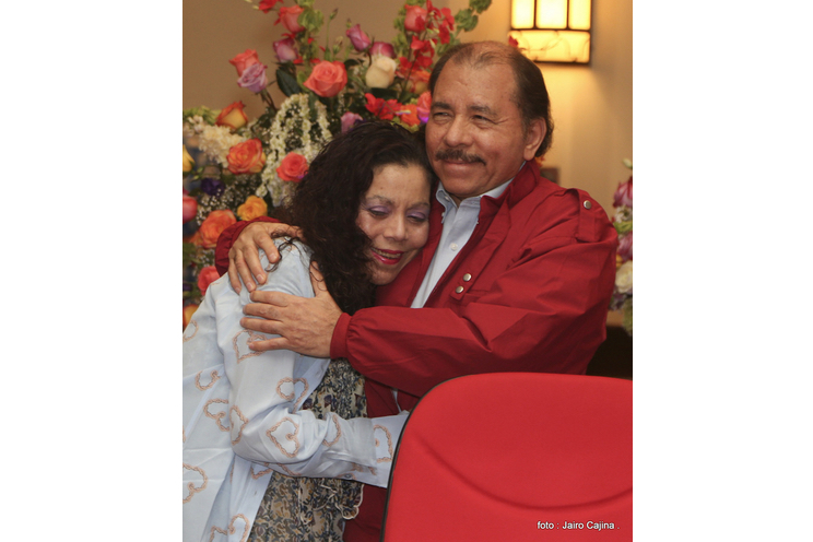 Daniel y Rosario reciben credenciales de Presidente y Vice Presidenta de Nicaragua