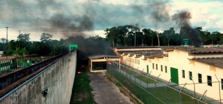 Destituyen a director de cárcel en Brasil tras matanza