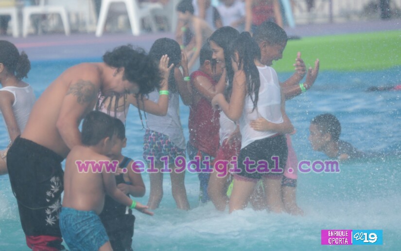 Niños disfrutan de sus vacaciones en Parque Acuático