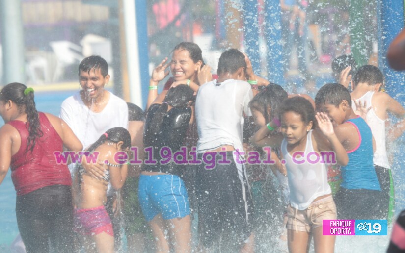 Niños disfrutan de sus vacaciones en Parque Acuático