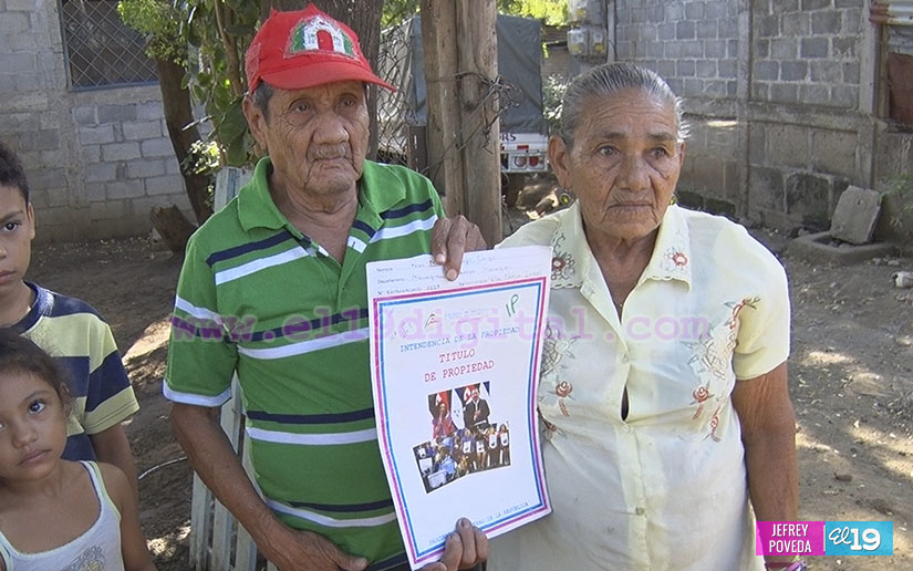 Entrega de títulos de propiedad alegra a las familias en fin de semana