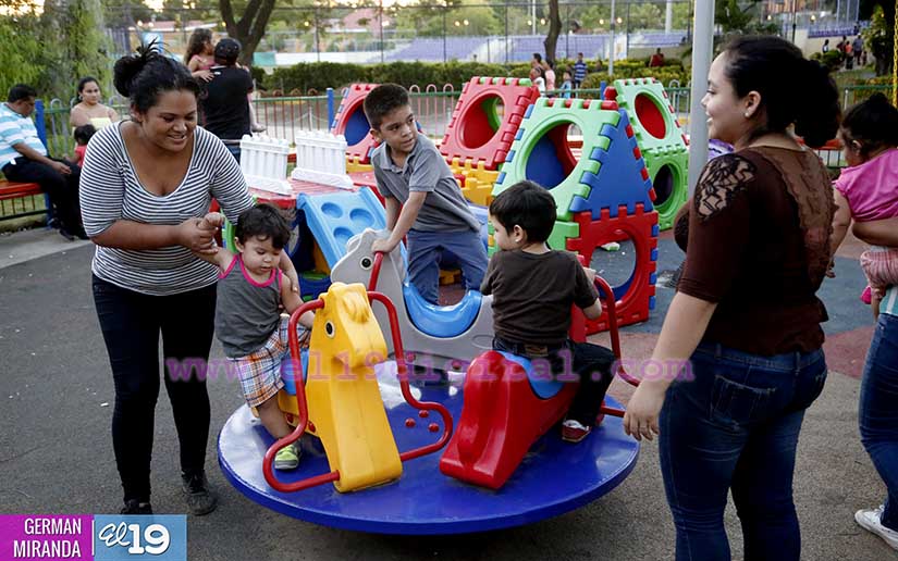 Familias aprovechan último fin de semana de enero para visitar la Avenida de Bolívar a Chávez