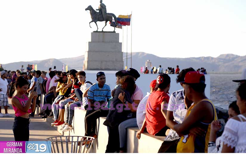 Familias aprovechan último fin de semana de enero para visitar la Avenida de Bolívar a Chávez
