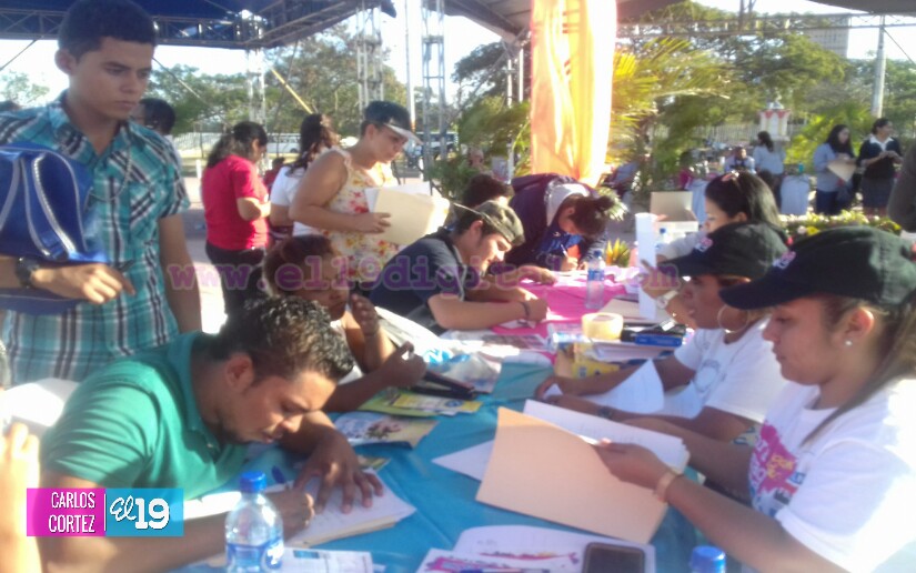 Estudiantes buscan cumplir sus metas en la Feria de Becas de la Plaza 22 de Agosto