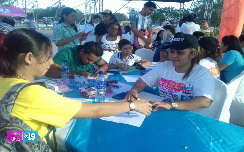 Estudiantes buscan cumplir sus metas en la Feria de Becas de la Plaza 22 de Agosto