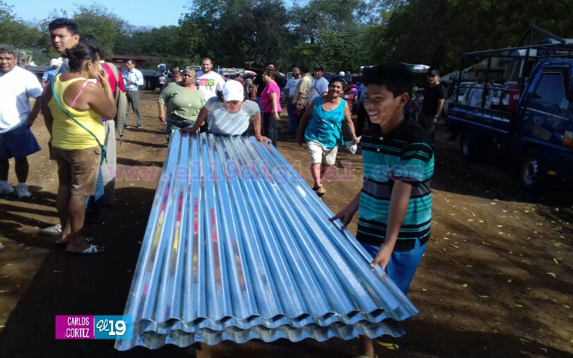 Familias de Managua reciben con alegría más planes techo