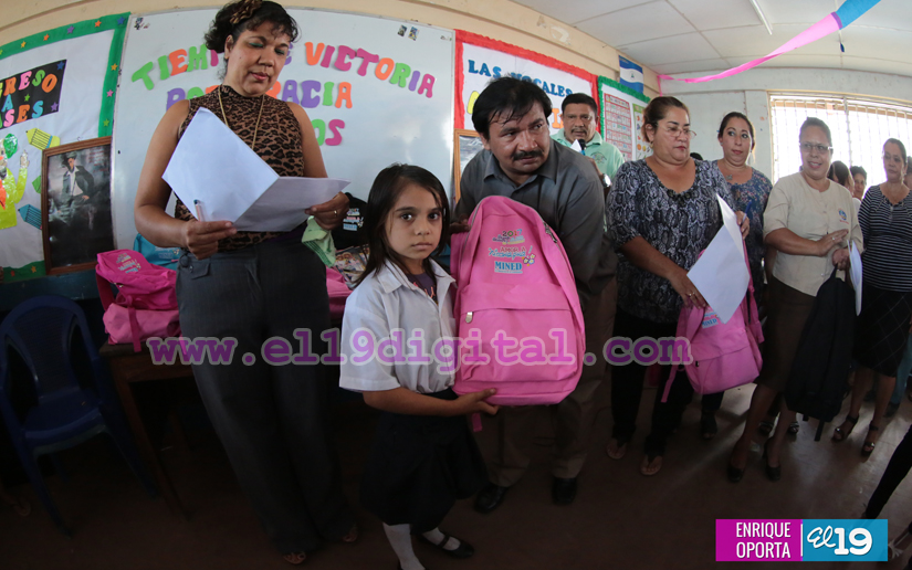Niñ@s del distrito VII de Managua reciben paquetes escolares